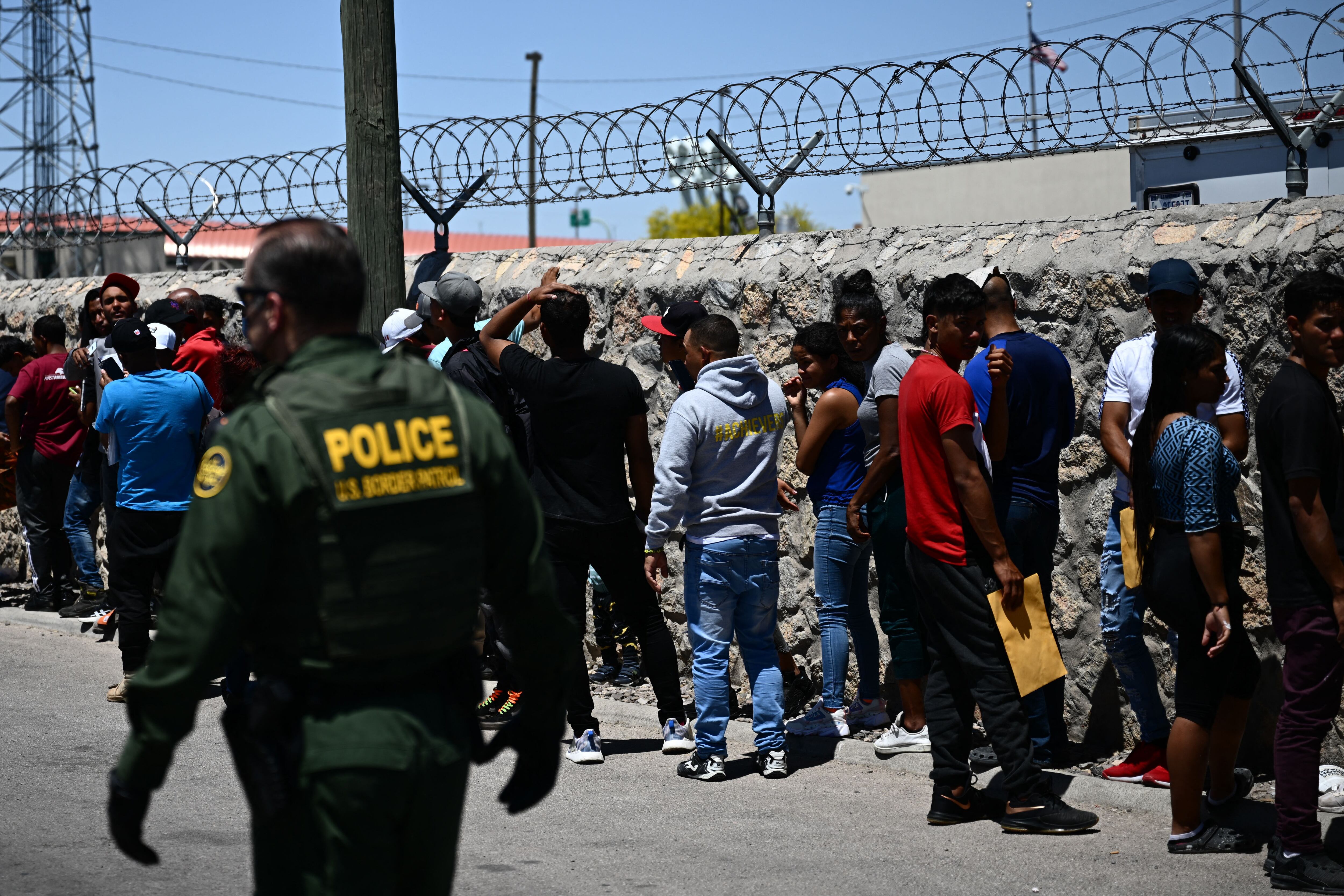 Fila de migrantes que esperan entregarse a los agentes de la Patrulla Fronteriza de Aduanas y Protección Fronteriza de EE. UU. Foto de PATRICK T. FALLON/AFP a través de Getty Images.
