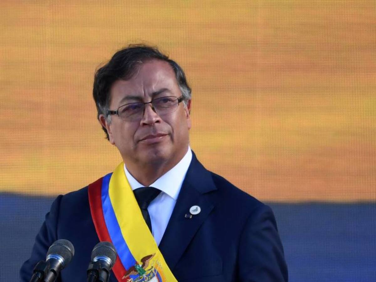 Convocamos a todos los armados a dejar las armas en las nebulosas del pasado: Petro