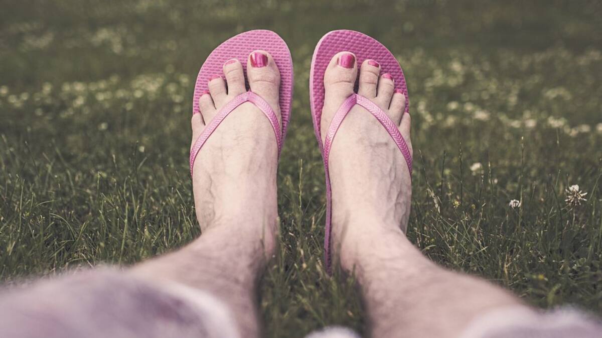 HOMBRES QUE SE PINTAN LAS UÑAS