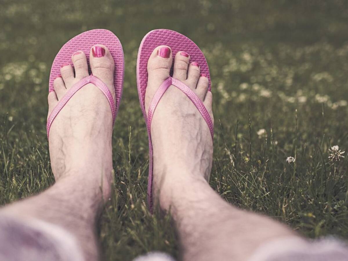 HOMBRES QUE SE PINTAN LAS UÑAS