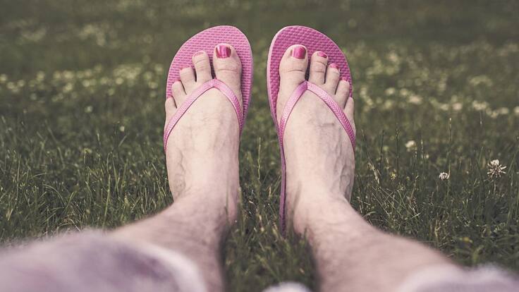 HOMBRES QUE SE PINTAN LAS UÑAS