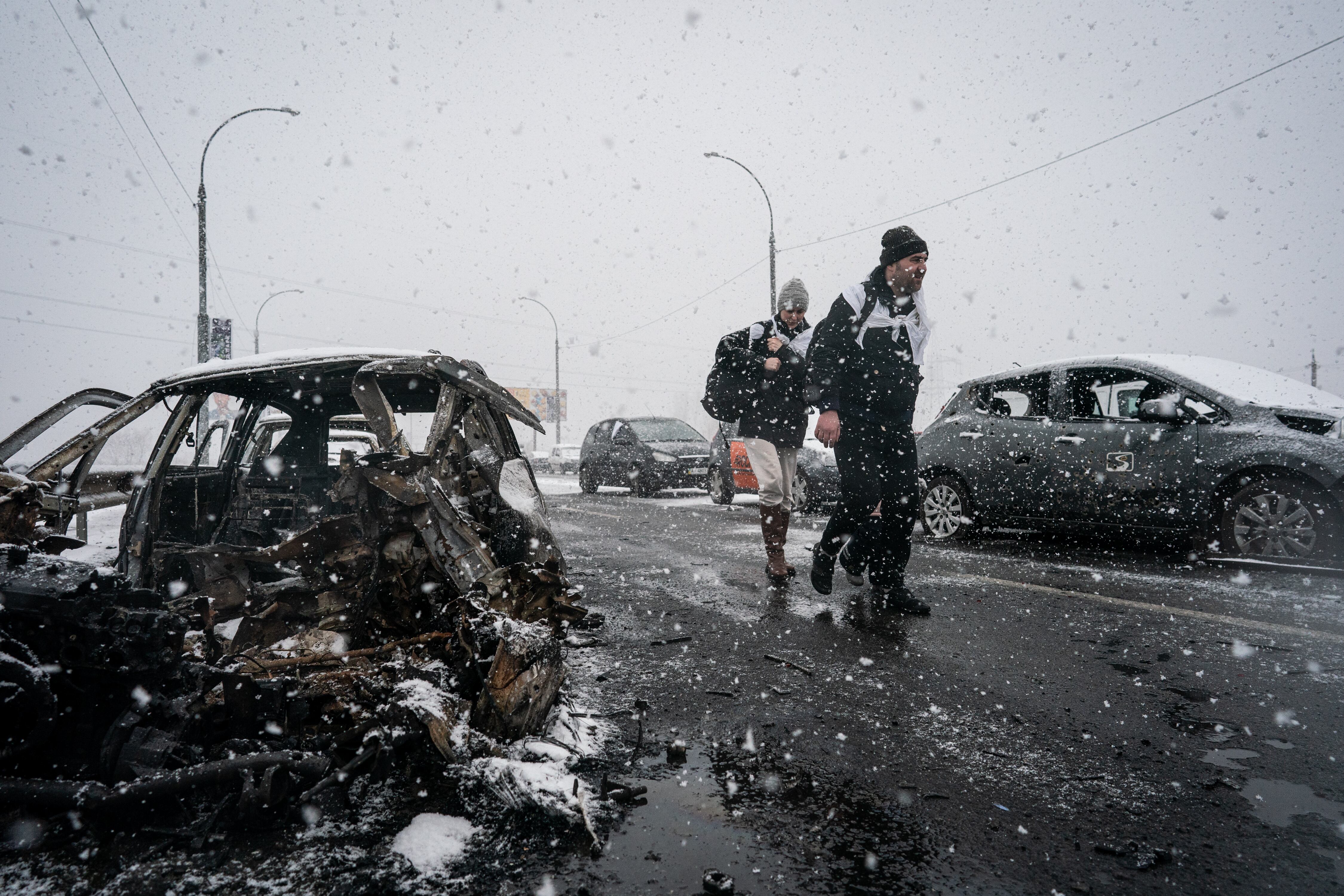 IRPIN, UKRAINE - MARCH 08: Civilians continue to flee from Irpin due to ongoing Russian attacks as snow falls in Irpin, Ukraine on March 08, 2022. (Photo by Wolfgang Schwan/Anadolu Agency via Getty Images)