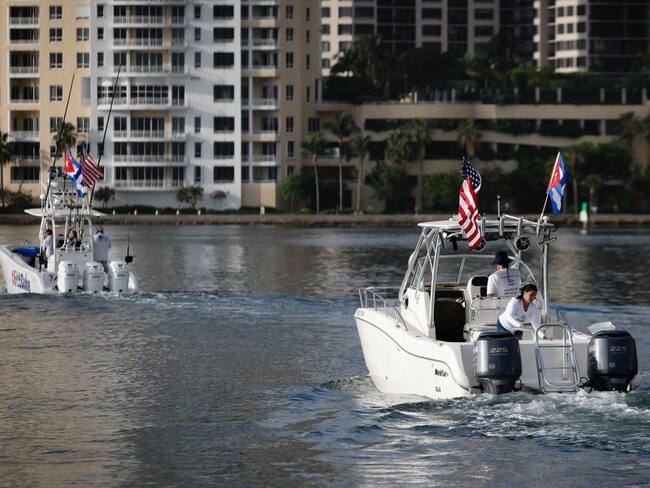 Flotillas de exiliados zarpa hacia aguas internacionales cerca de Cuba. 