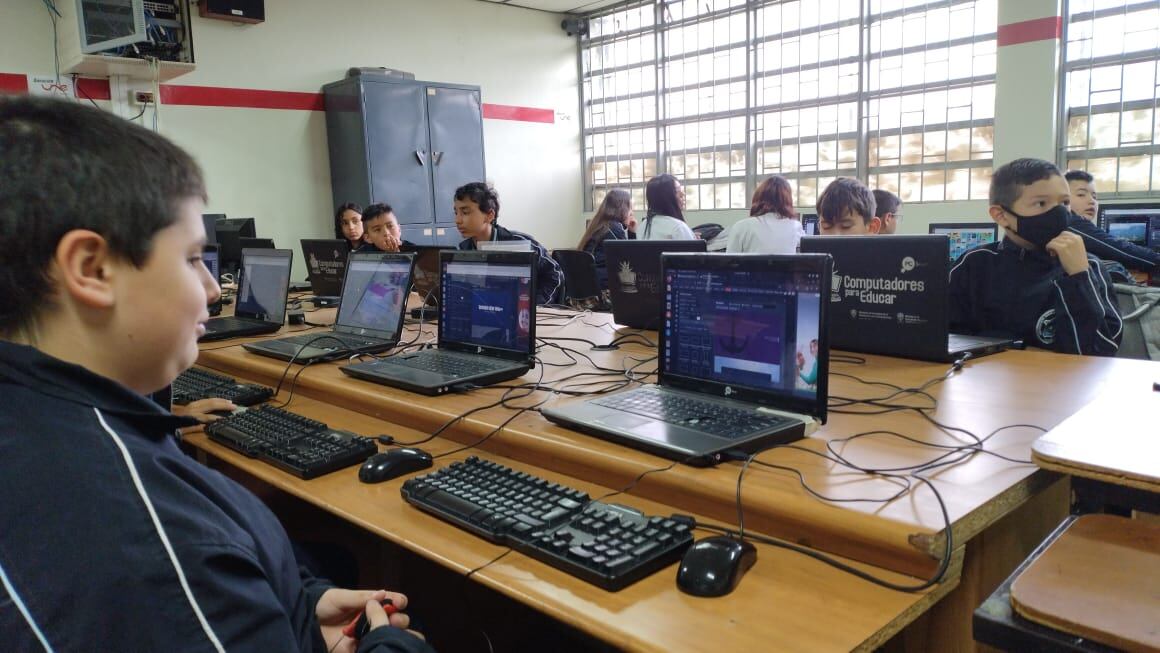 Opiniones a favor y en contra del uso de celulares en las aulas.