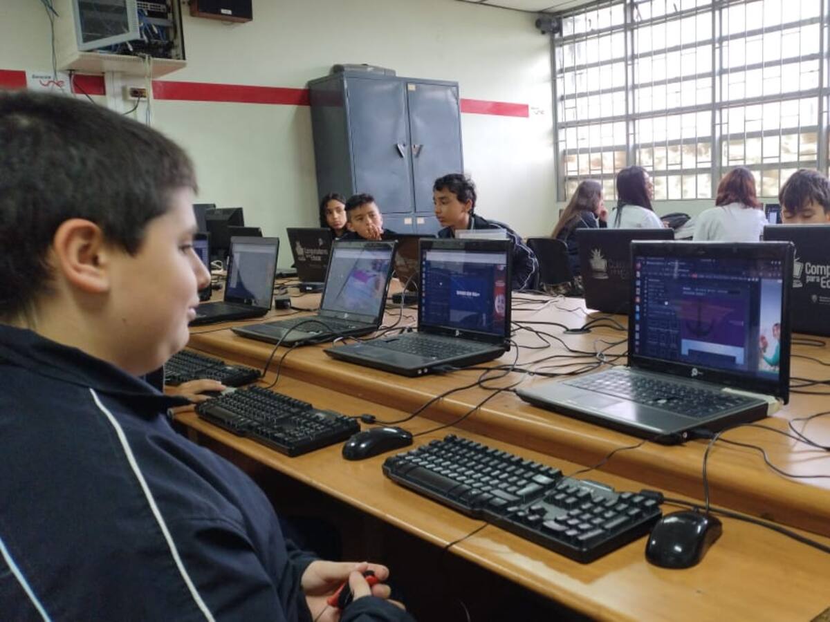 Polémica en colegios de Manizales por el uso de celulares en aulas de clase