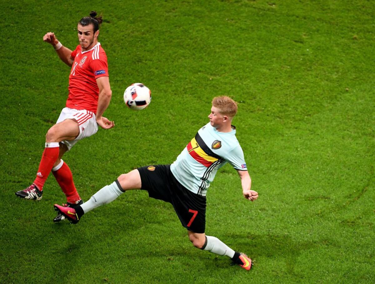 Bale y De Bruyne en disputa por la pelota durante el compromiso