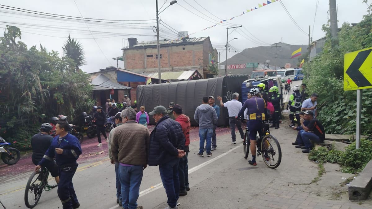 Dos horas estuvo bloqueada la vía Bogotá-La Calera por el volcamiento de un camión