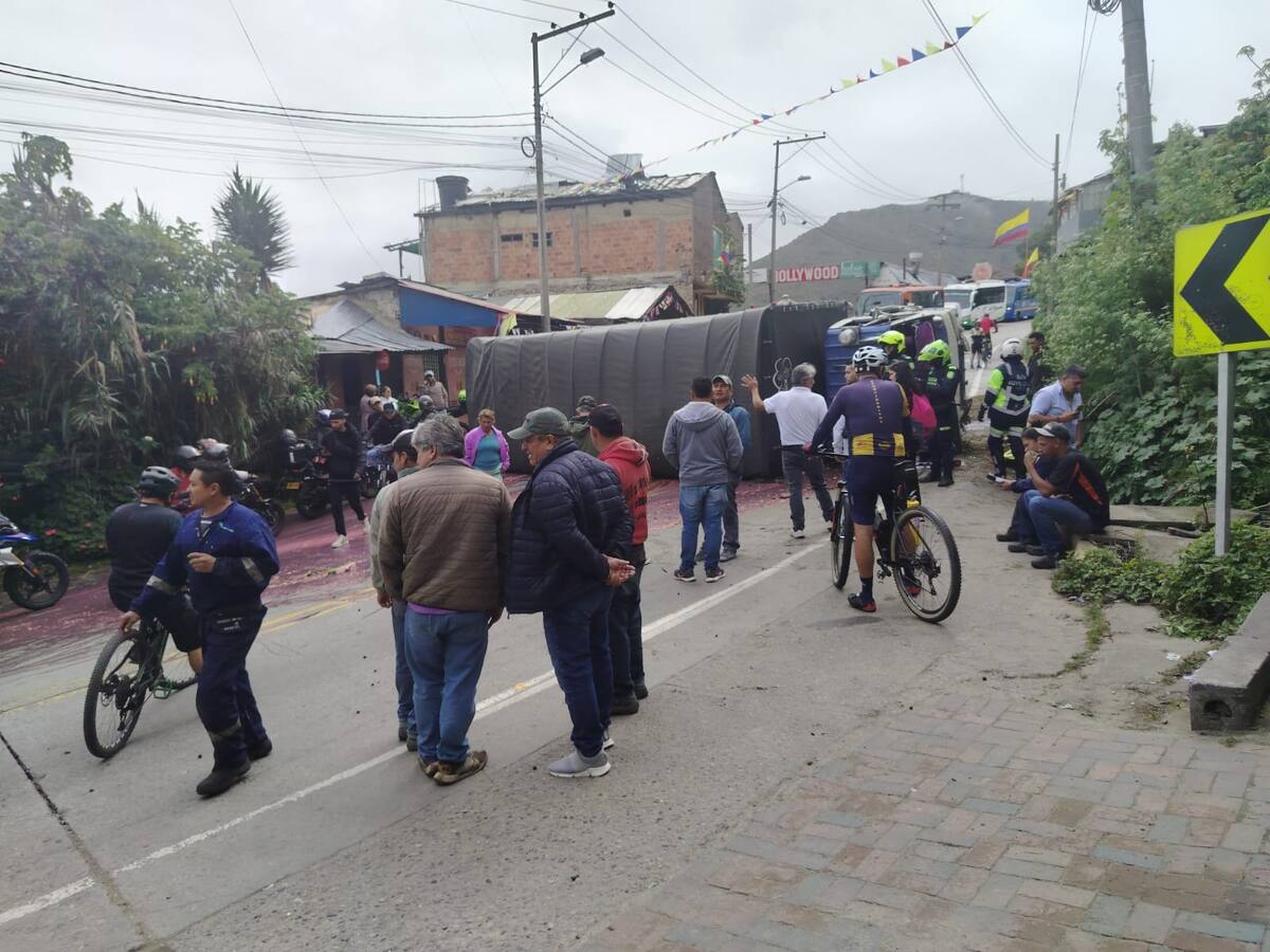 Dos horas estuvo bloqueada la vía Bogotá-La Calera por el volcamiento de un camión