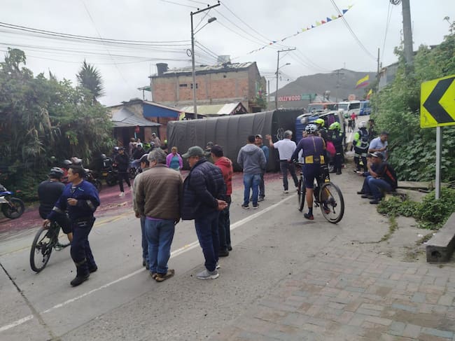 Tractocamión volcado en la vía Bogotá-La Calera bloquea el paso. Foto: Suministrada.