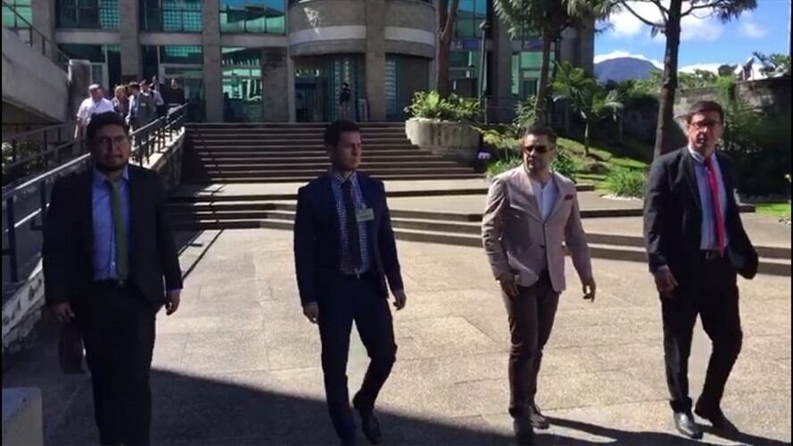 Los familiares de los periodistas ecuatorianos asistieron al Bunker de la Fiscalía. Foto: La W.