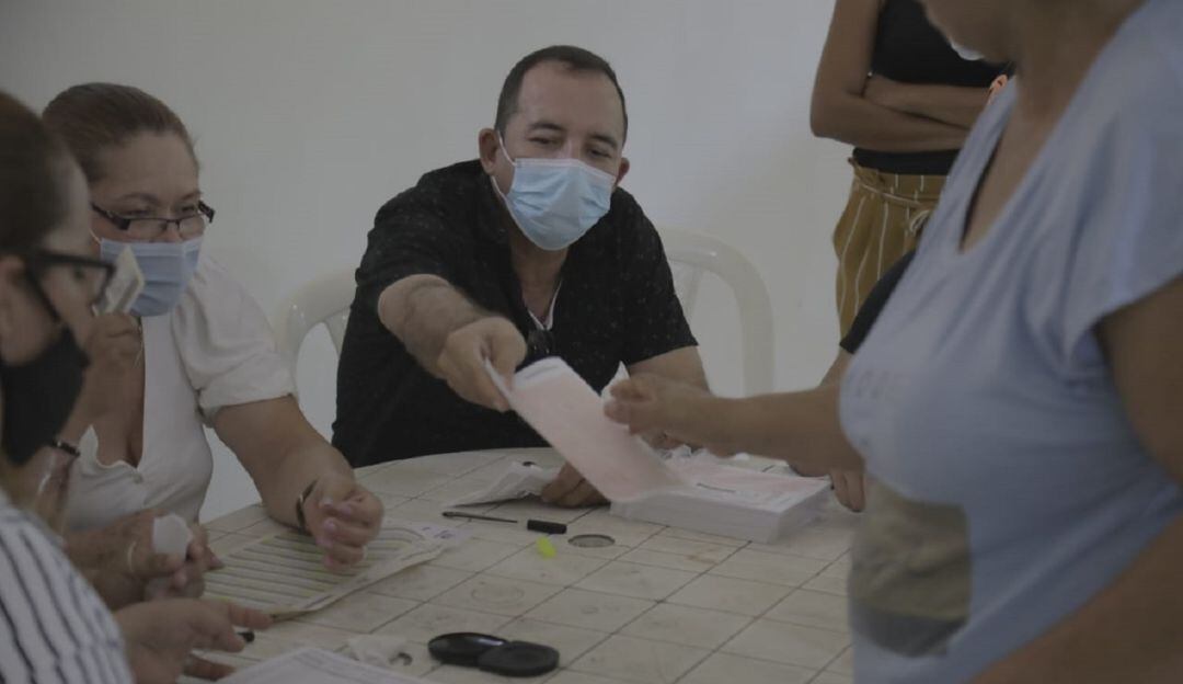 Más del 53% de la población apta para votar ejerció su derecho.