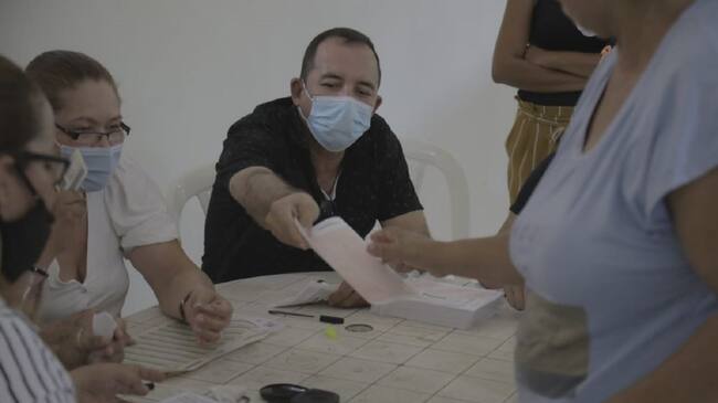 Más del 53% de la población apta para votar ejerció su derecho.