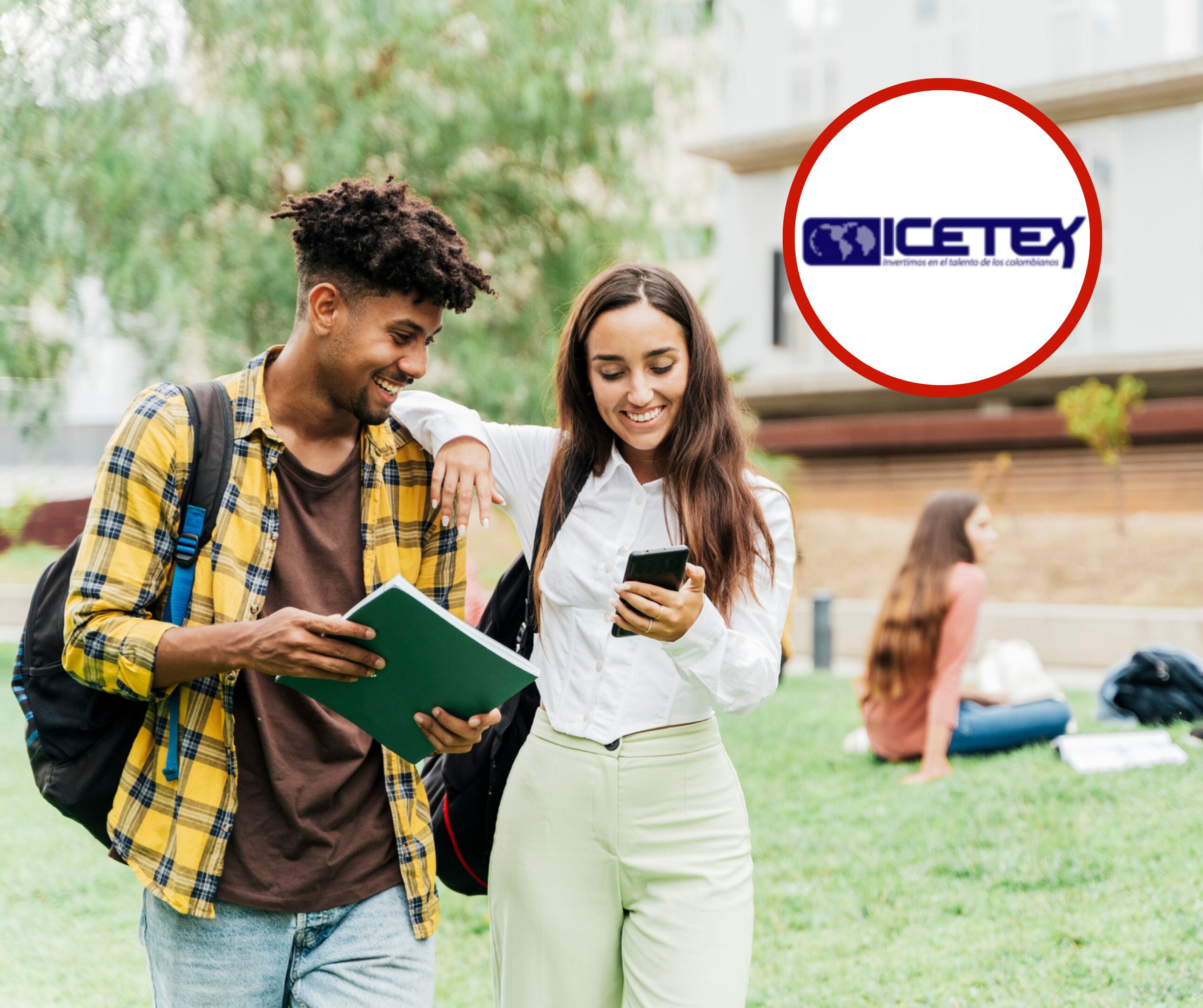 Dos estudiantes dialogando al aire libre en un campus (Foto vía Getty Images)