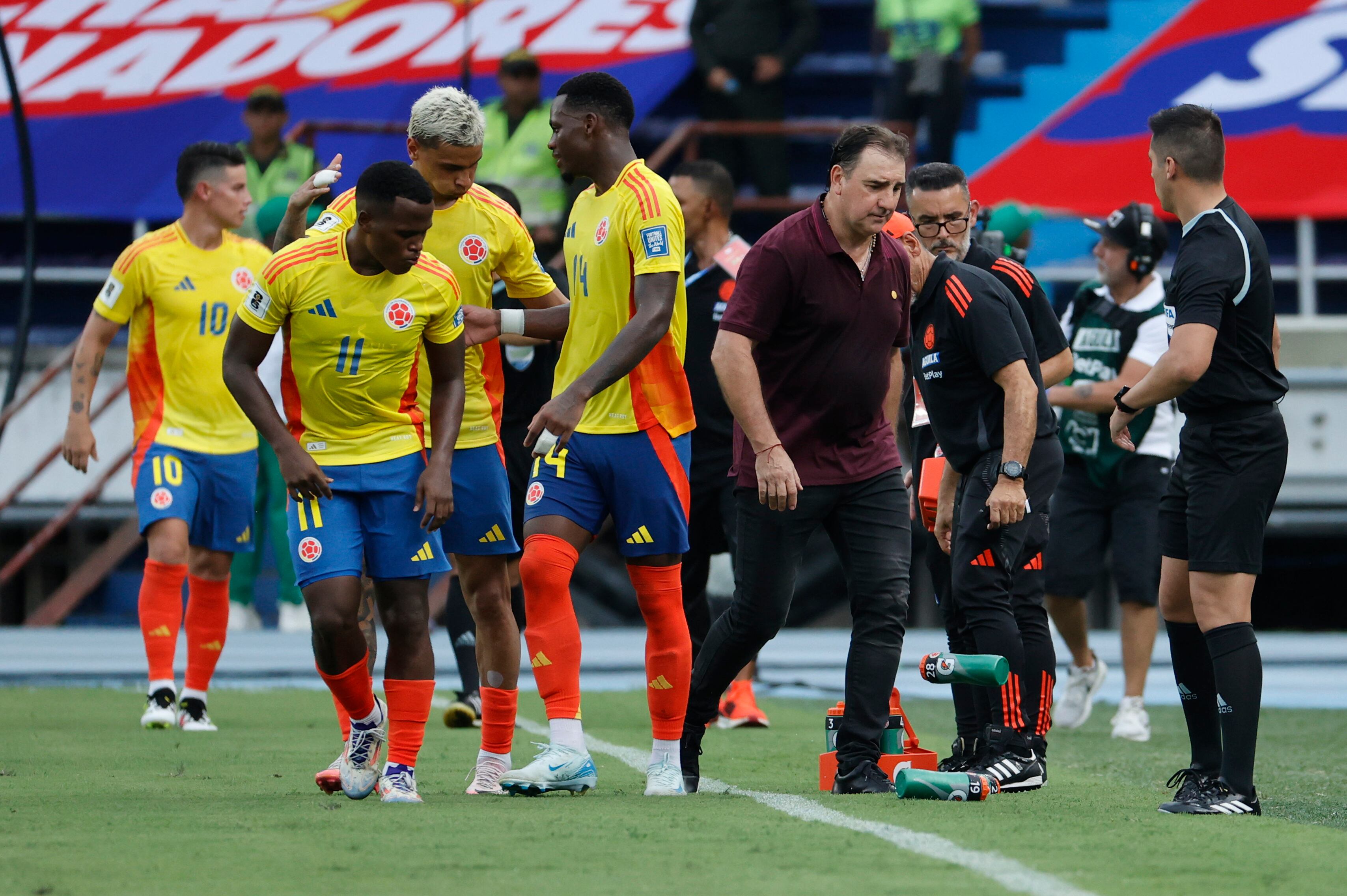 AMDEP6816. BARRANQUILLA (COLOMBIA), 10/09/2024.- El seleccionador de Colombia Gustavo Alfaro (d) celebra un gol con los jugadores este martes, en un partido de las eliminatorias sudamericanas para el Mundial de 2026 entre Colombia y Argentina en el estadio Metropolitano en Barranquilla (Colombia). EFE/ Mauricio Dueñas Castañeda