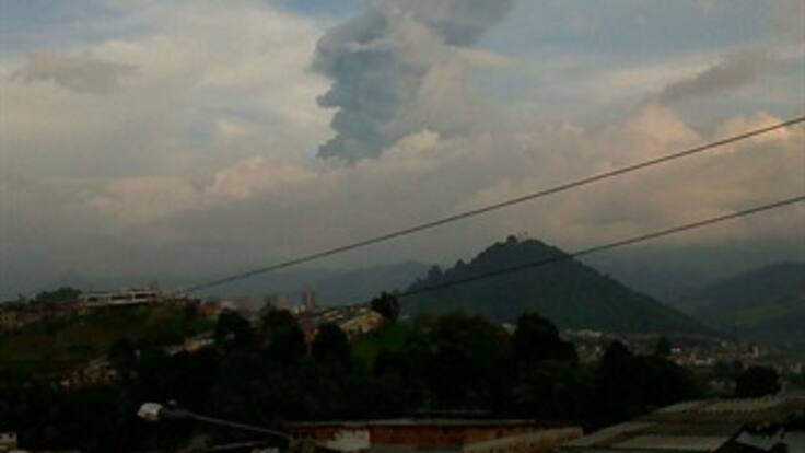 Erupción de gases y cenizas en el volcán Nevado del Ruiz