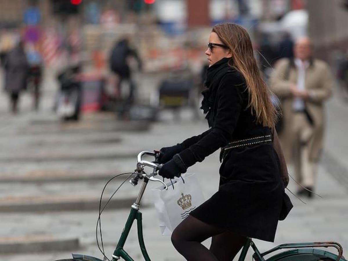 En la página cyclechicrepublic.com hay fotos de personas de diferentes ciudades del mundo que se han unido a la moda de movilizarse en bicicleta con estilo.