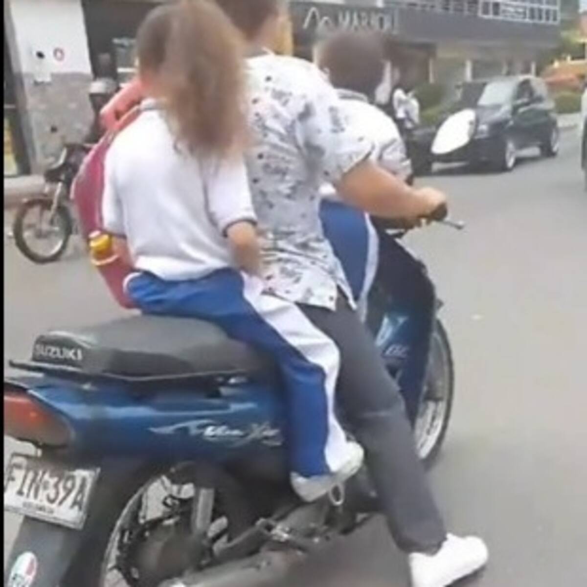 Nuevas imprudencias en moto con menores a bordo