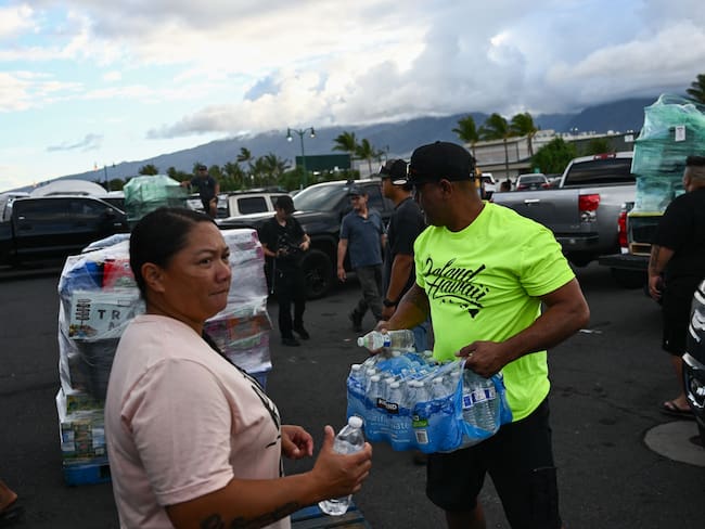 Entrega de ayudas a los supervivientes de los incendios en Hawái.
(Foto:   PATRICK T. FALLON/AFP via Getty Images)