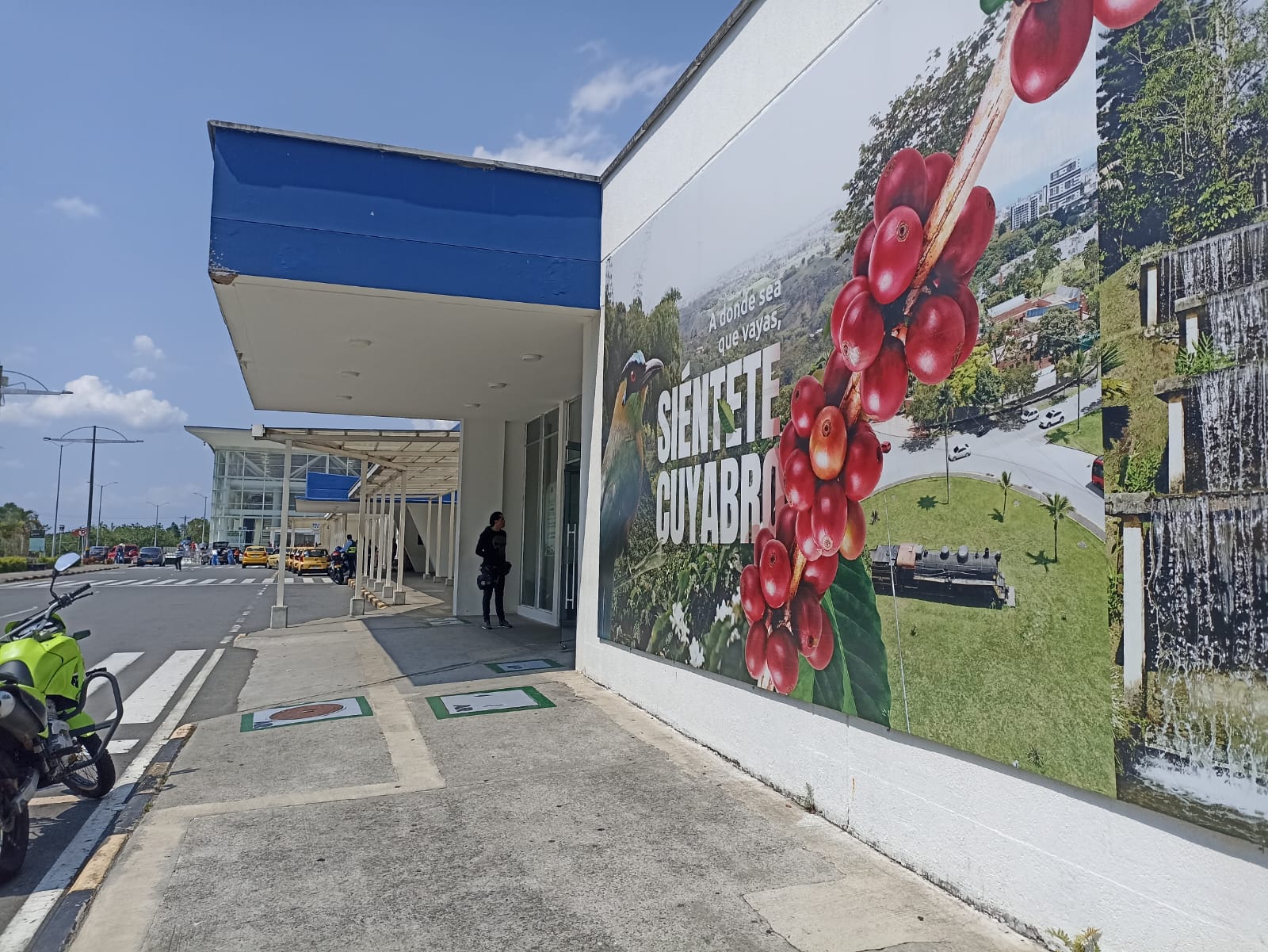 Hermoso mural en el aeropuerto Internacional El Edén de Armenia. Foto Adrián Trejos