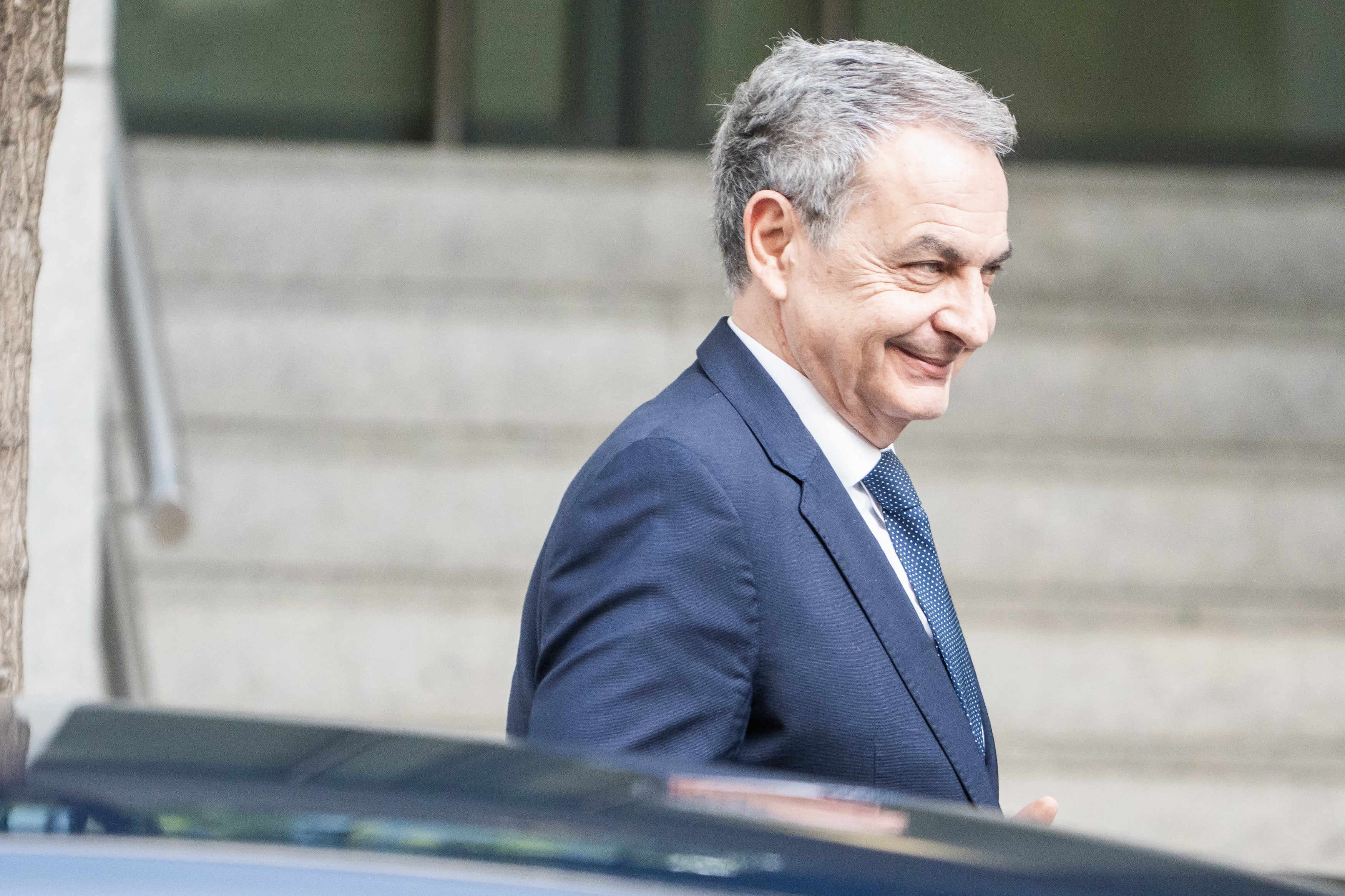 Jose Luis Rodriguez Zapatero saliendo de su vehículo antes de afrontar su juicio el 17 de junio de 2026 (Cortesía: Cesar Vallejo Rodriguez/Europa Press via Getty Images)