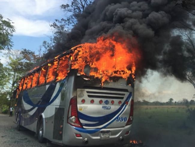 Guerrilla quema un bus de transporte en vía de Arauca