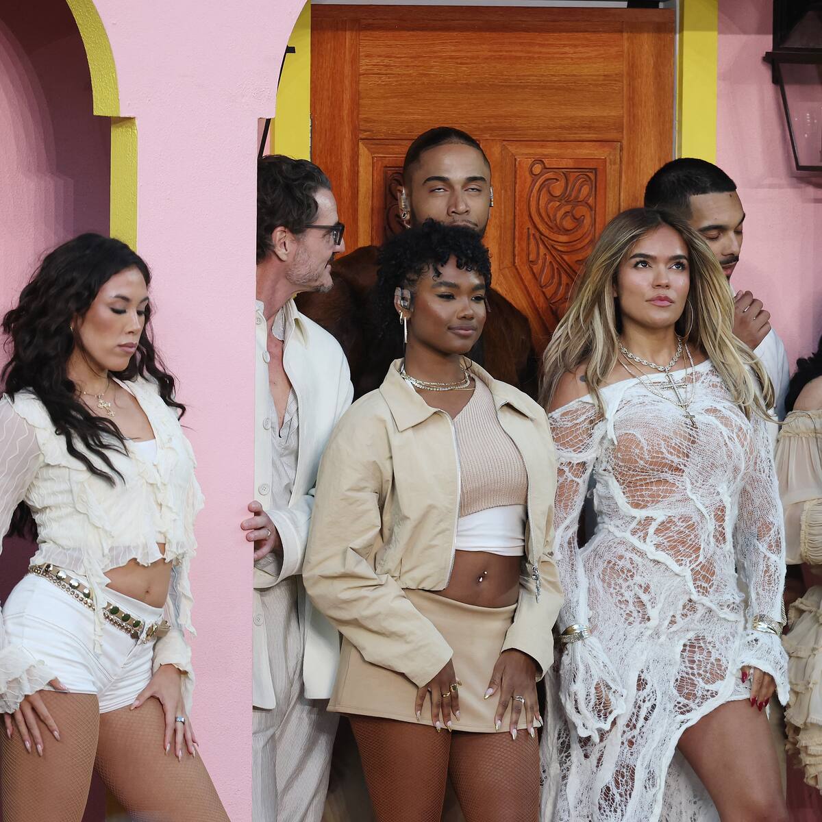 Karol G y otras celebridades que estuvieron en la casita de Bad Bunny en el Super Bowl 2026