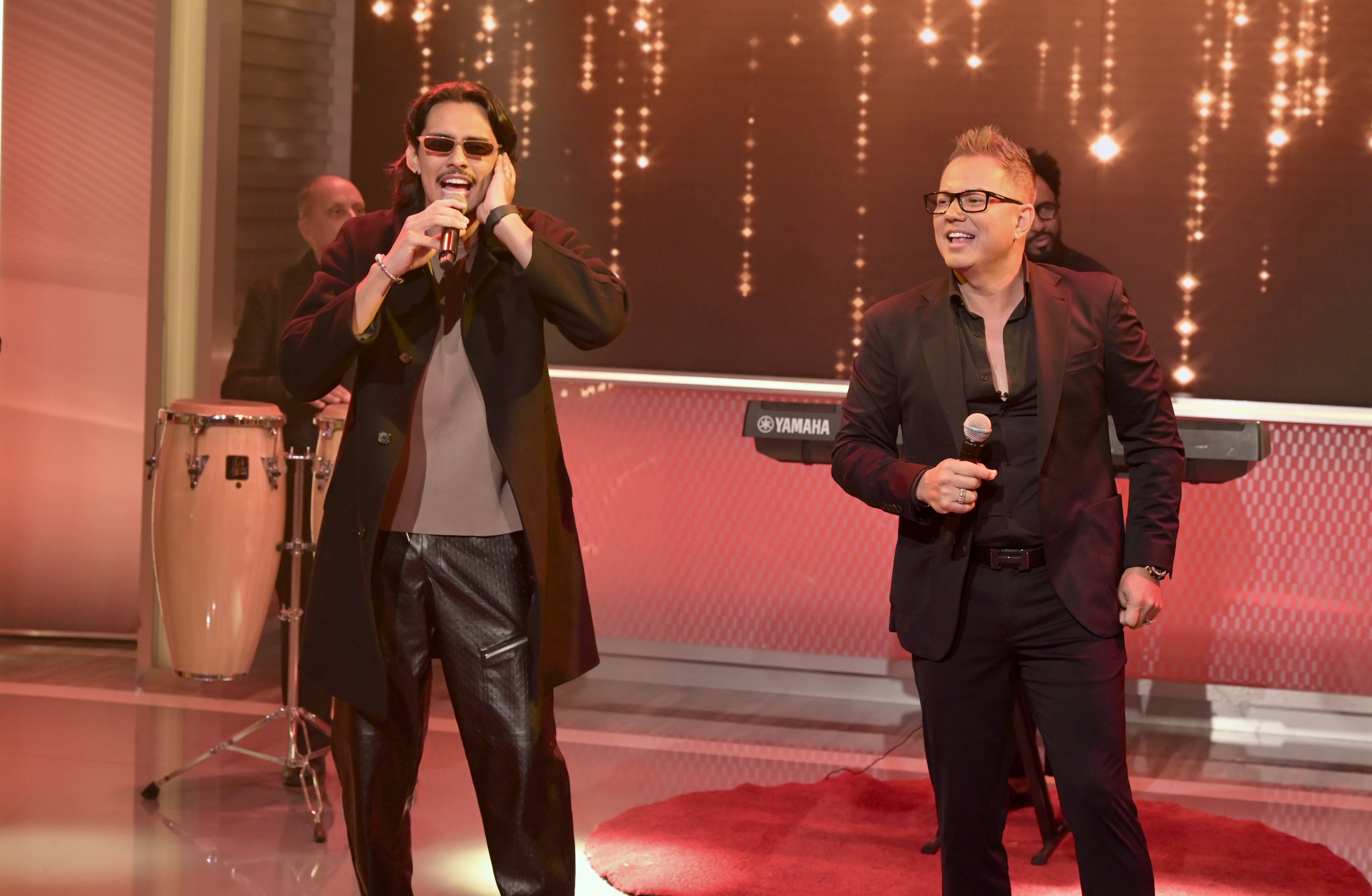 Charlie Zaa y su hijo Aaron Zaa cantando en el programa "Despierta America" 2025. (Photo by Manny Hernandez/Getty Images)
