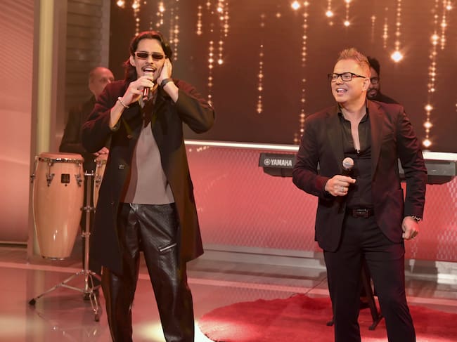 Charlie Zaa y su hijo Aaron Zaa cantando en el programa "Despierta America" 2025. (Photo by Manny Hernandez/Getty Images)