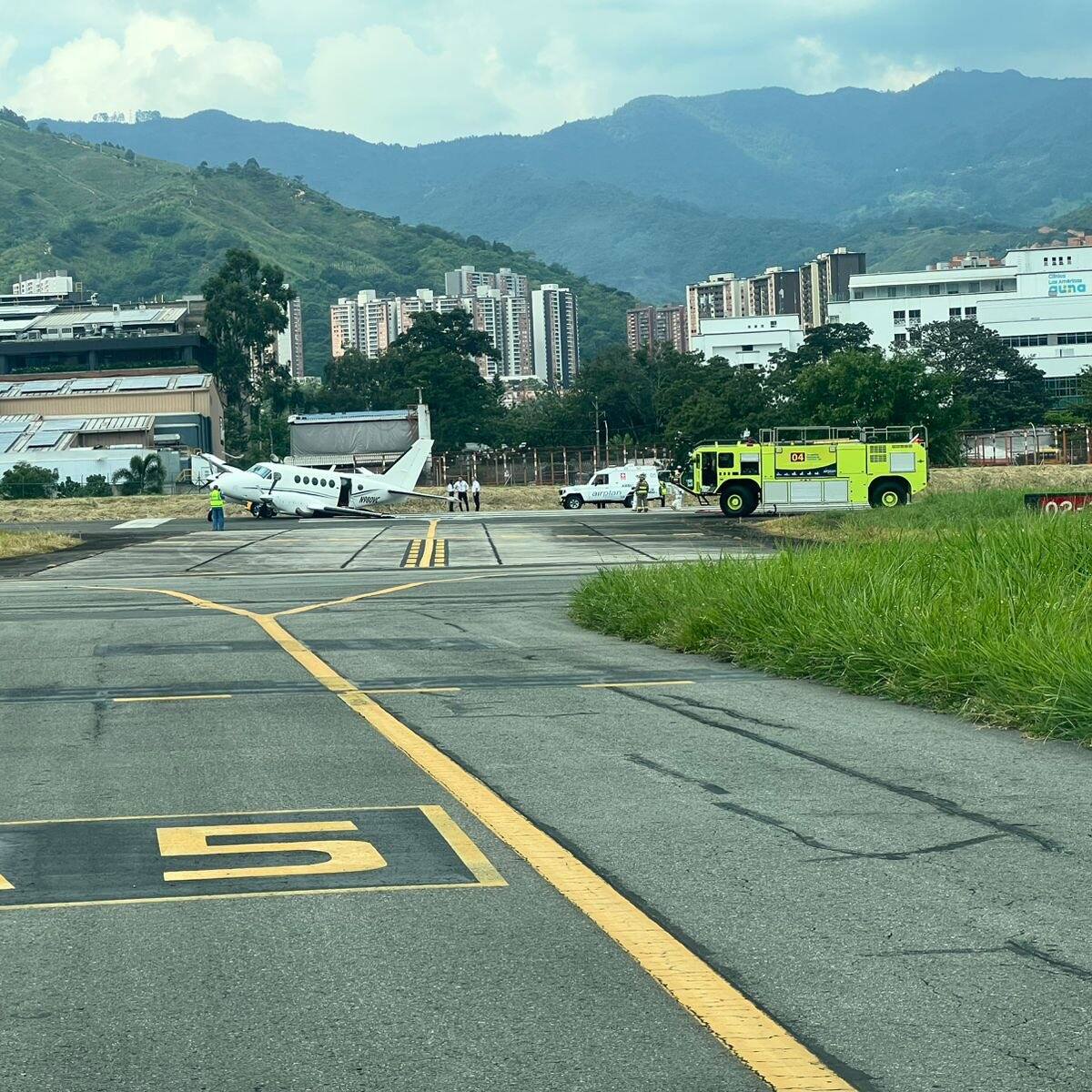 Aeropuerto Olaya Herrera suspende operaciones por falla de tren de aterrizaje en aeronave