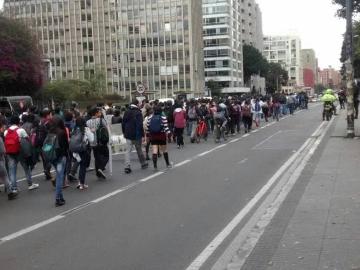 Estudiantes marchan por la Séptima por propuesta de reforma educativa