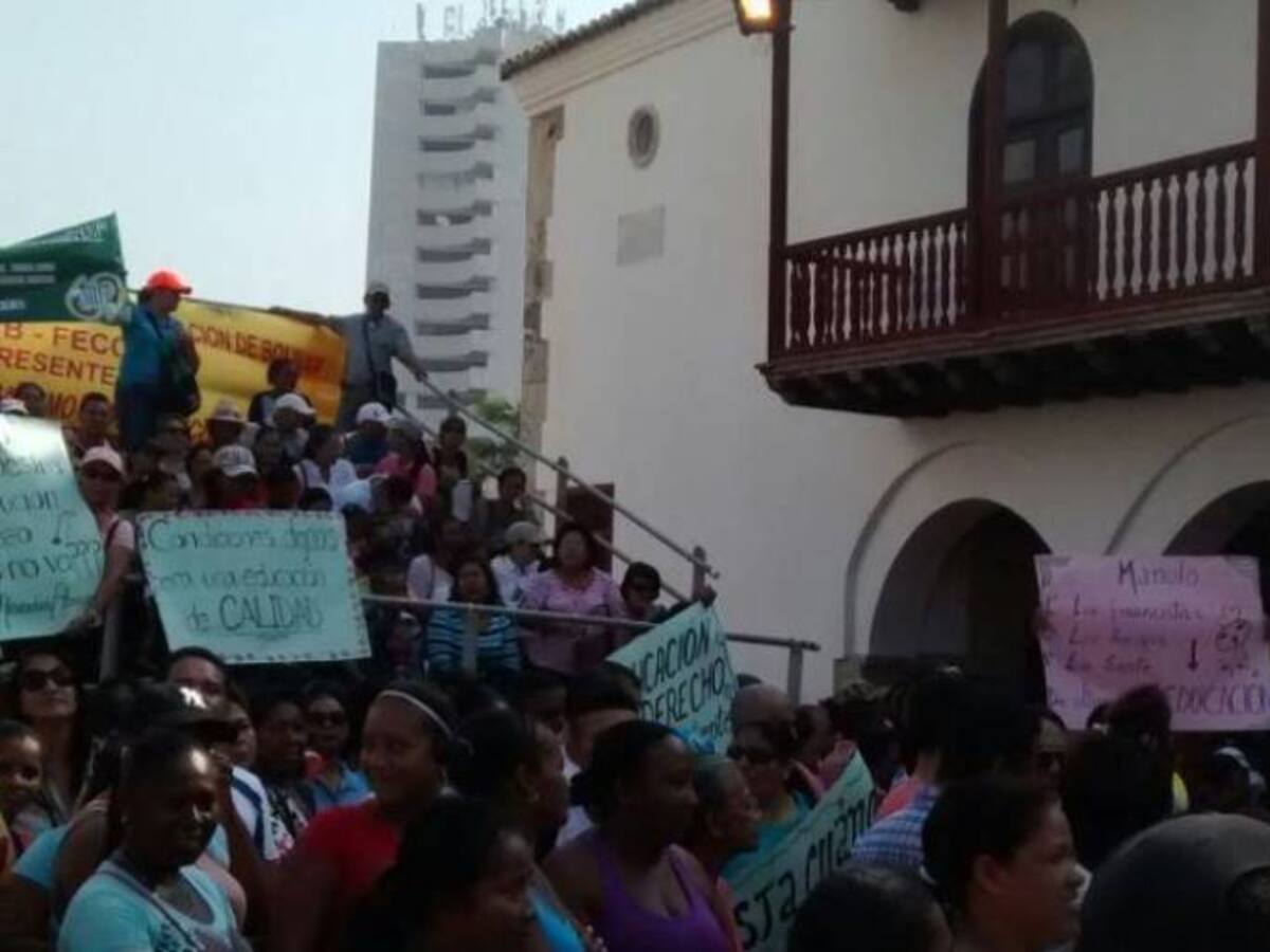 Docentes de Cartagena protestaron por la falta de aseo y vigilancia en colegios