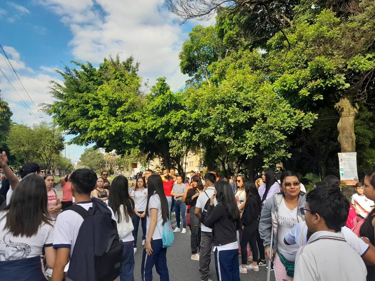 Estudiantes bloquean vías de Ibagué exigiendo entrega de obras de sus colegios