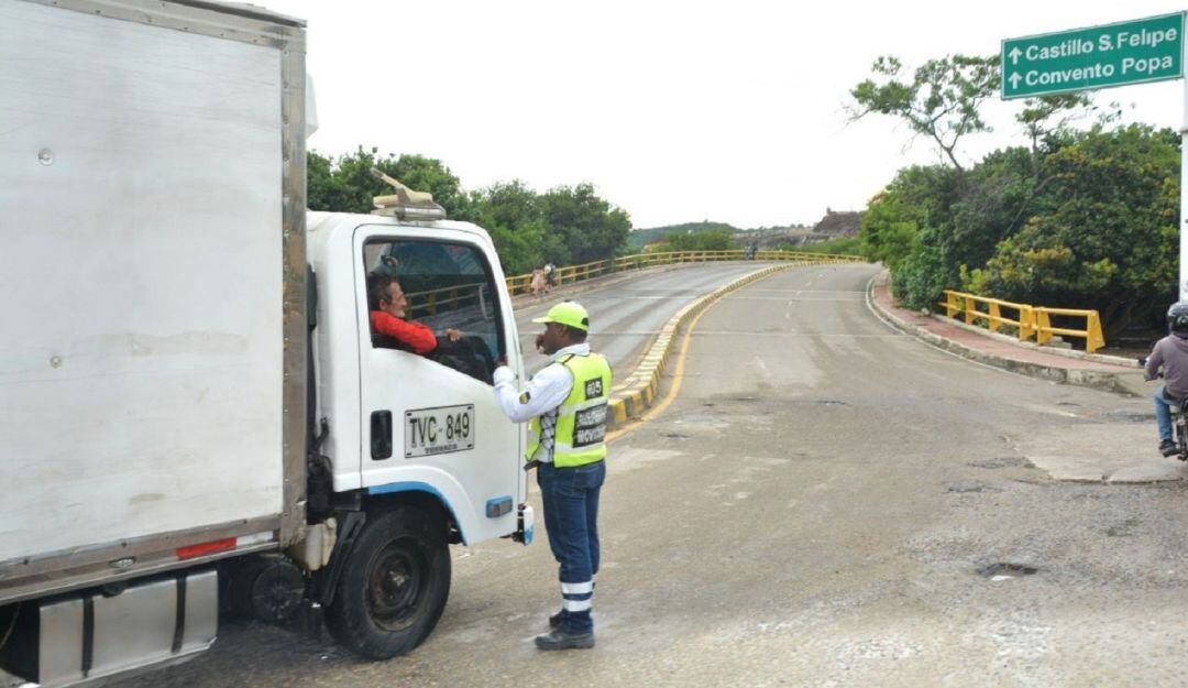 Automotores con capacidad de carga mayor de 3.5 toneladas no podrán transitar por esta estructura