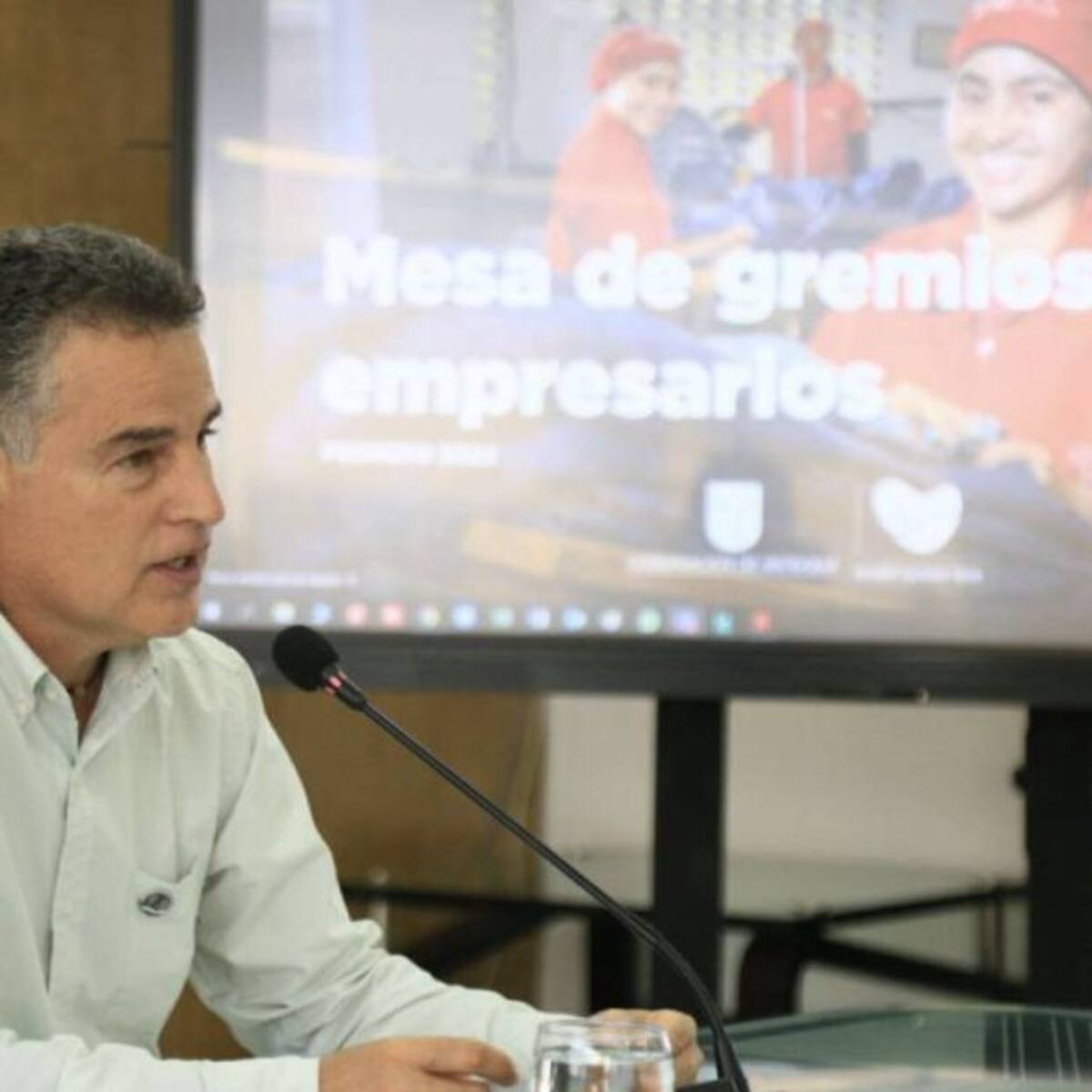 Pese a licitación, gobernador insiste en riesgos por cambio de contratistas