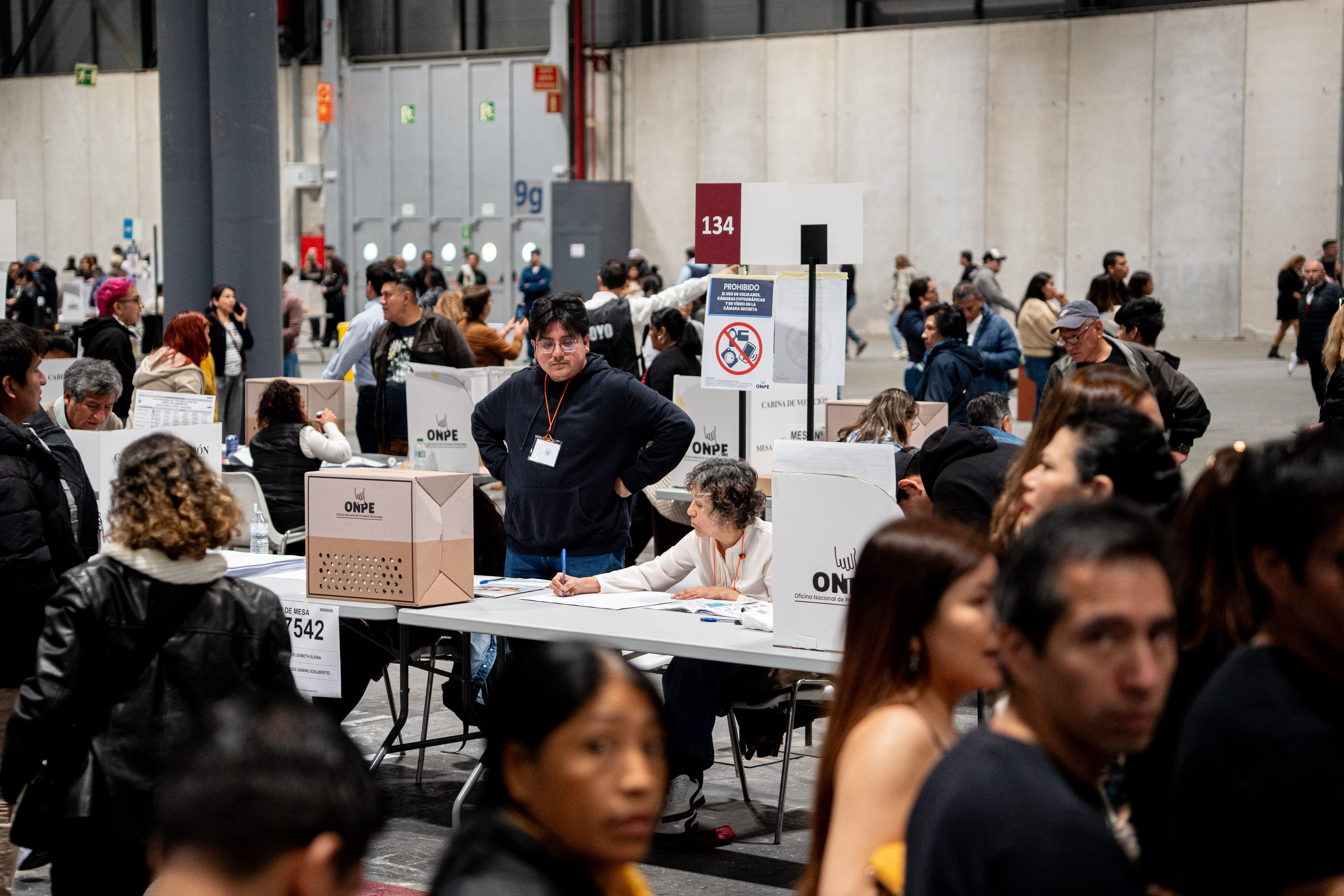 A pesar de que el horario de la jornada electoral fue ampliado, distintos puntos de votación presentan retrasos para instalar mesas y recibir votantes.
(Foto:   Gabriel Luengas/Europa Press via Getty Images)