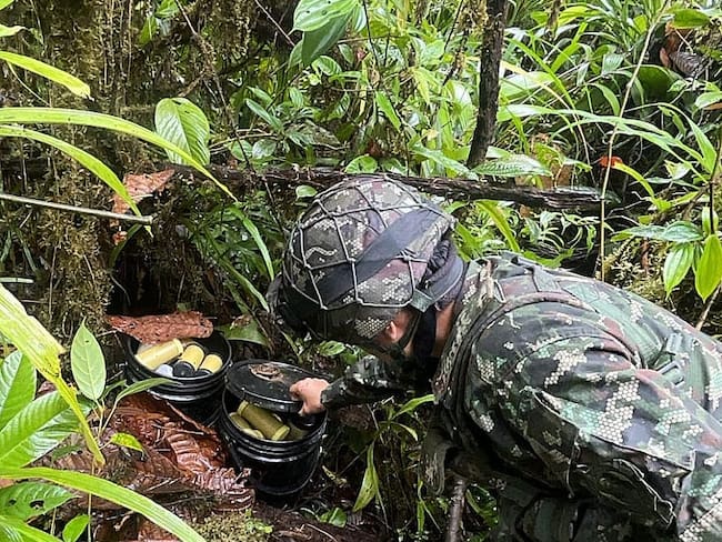 Hallan caleta con minas antipesonal en zona rural de Barbacoas