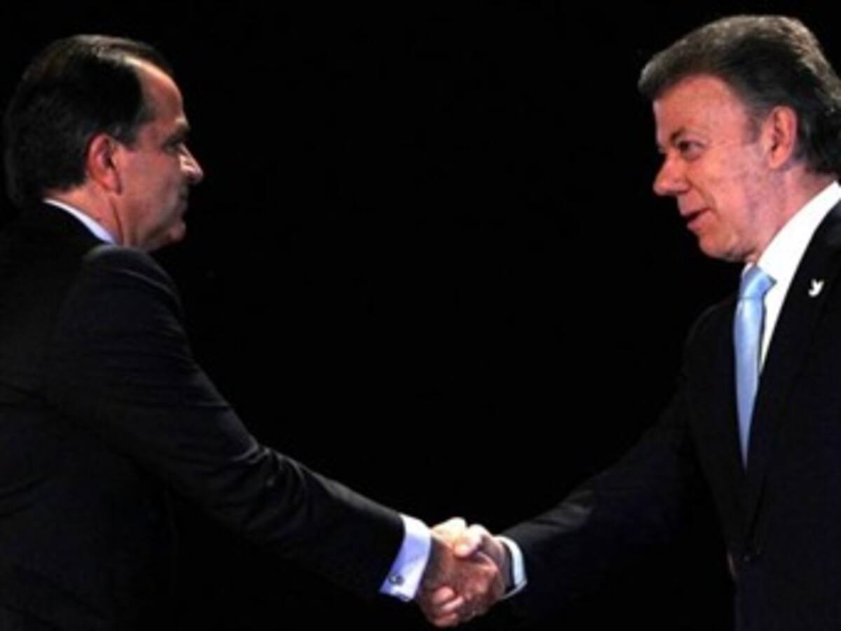 Zuluaga acepta debate con Santos en Caracol Radio