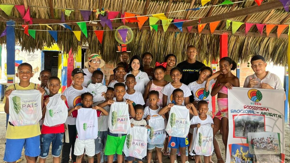 Cemento País entregó kits escolares en el corregimiento de La Boquilla