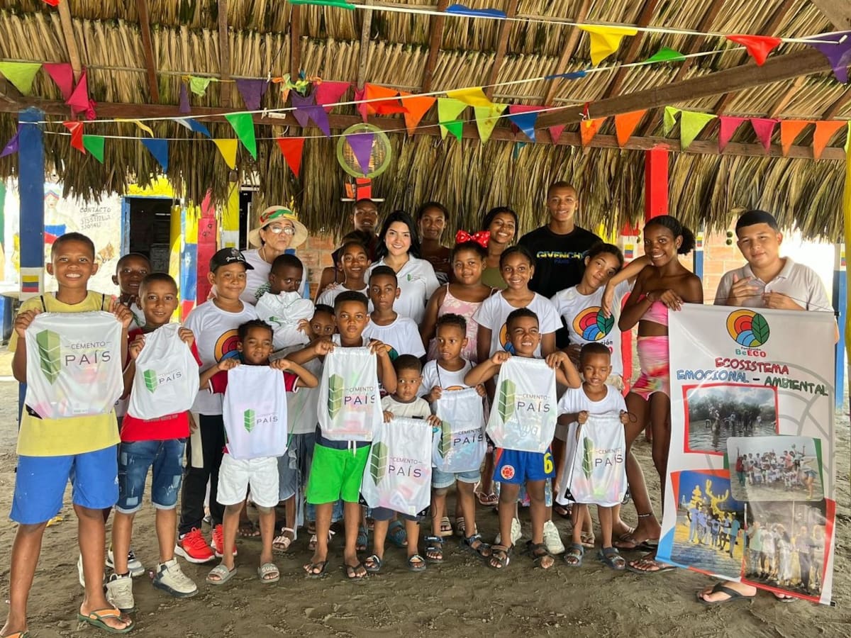 Cemento País entregó kits escolares en el corregimiento de La Boquilla