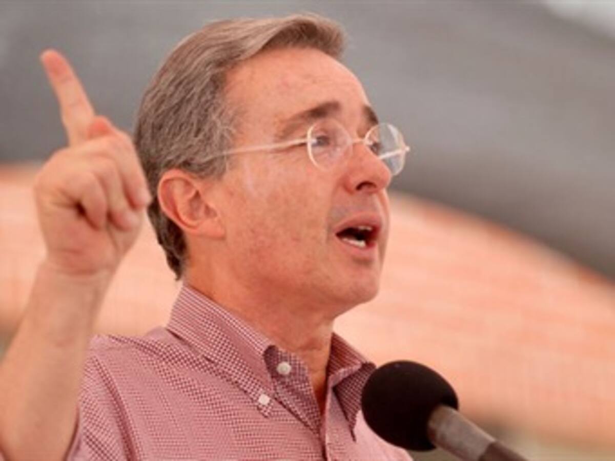 Uribe: 'Alfonso Cano' es 'matón' y escribe con manos ensangrentadas