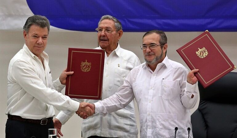 El delegado de las Farc en Cuba, Rodrigo Londoño Echeverri, alias “Timochenko” (d) y el presidente Juan Manuel Santos (i) junto al presidente de Cuba, Raúl Castro (c). Foto: Agencia EFE