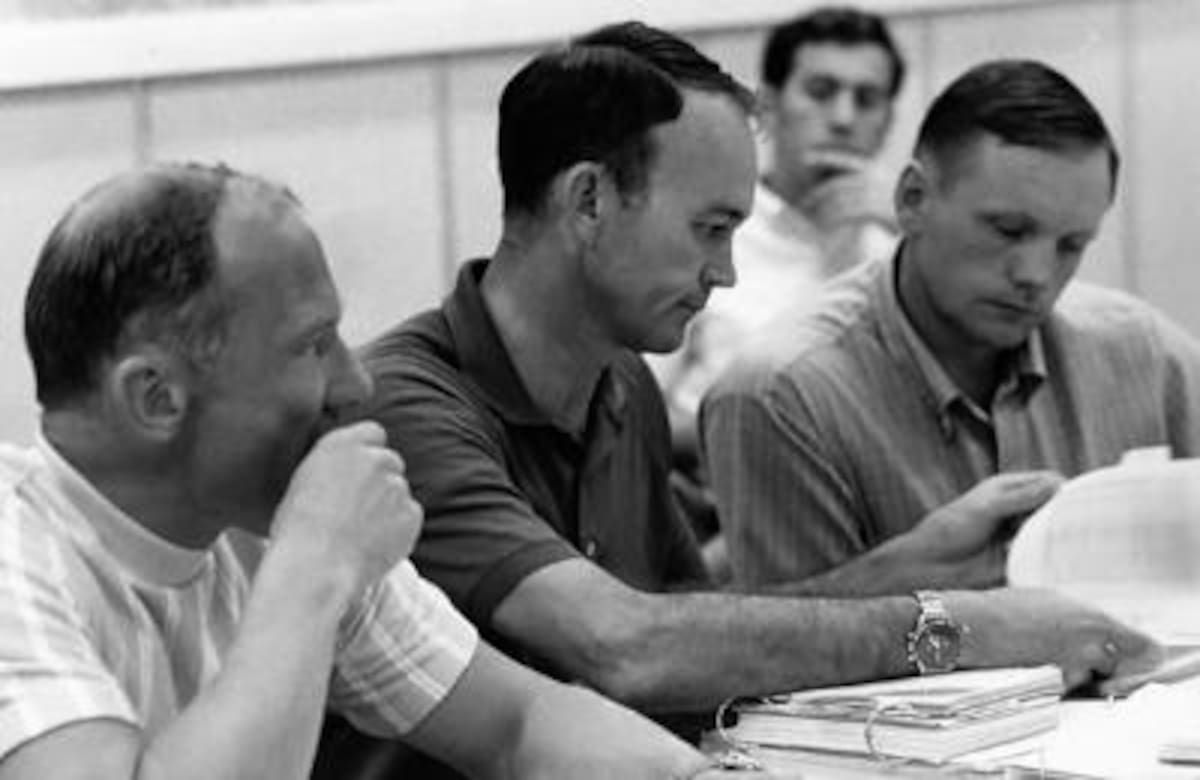 Los tripulantes del Apolo 11 llevaban consigo una cámara automática de adquisición de datos Maurer de 16 milímetros y una cámara de televisión en color a bordo del Columbia, además de una cámara de televisión en blanco y negro adosada al Módulo Lunar. El equipo multimedia incluía varias Hasselblad 70mm EDC, con las que se tomaron la mayor parte de las fotografías. Y una cámara especial estereoscópica en color de Kodak que permitió obtener primerísimos planos de rocas, polvo y otros elementos.