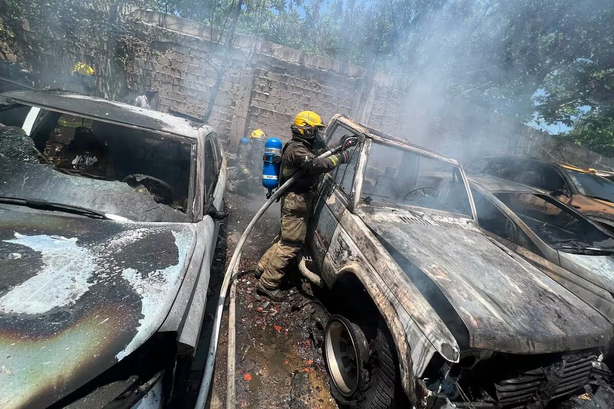 Los vehículos quedaron en pérdida total. // Cuerpo de Bomberos de Cartagena