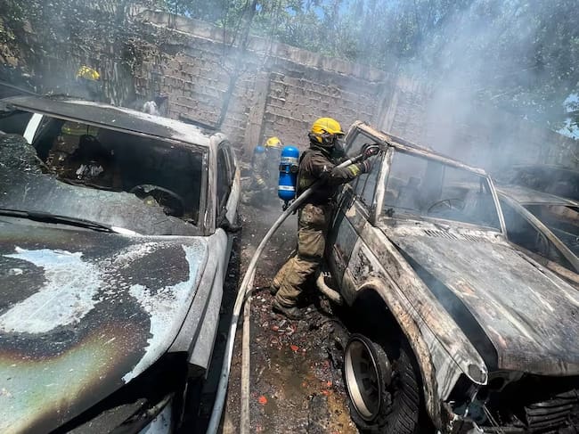 Los vehículos quedaron en pérdida total. // Cuerpo de Bomberos de Cartagena
