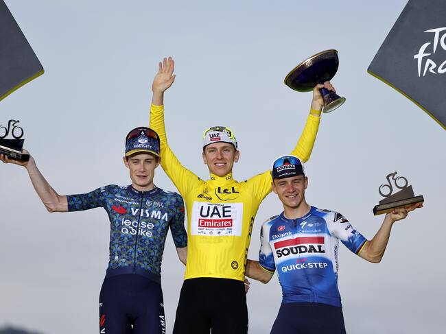 Tadej Pogacar junto a Jonas Vingegaard y Remco Enevepoel. (Ciclismo, Francia, Eslovenia, Niza) EFE/EPA/SEBASTIEN NOGIER