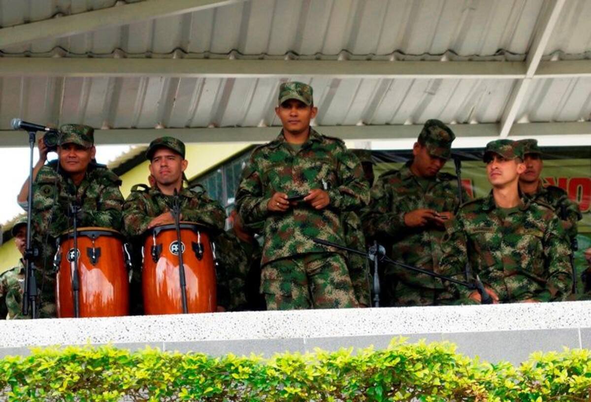 Durante el evento, integrantes de la Policía, el Esmad y el Ejército recibieron con emoción a Juanes, le prepararon una presentación musical con vallenato y otra con un Michael Jackson del batallón "Coronel Francisco José de Caldas".