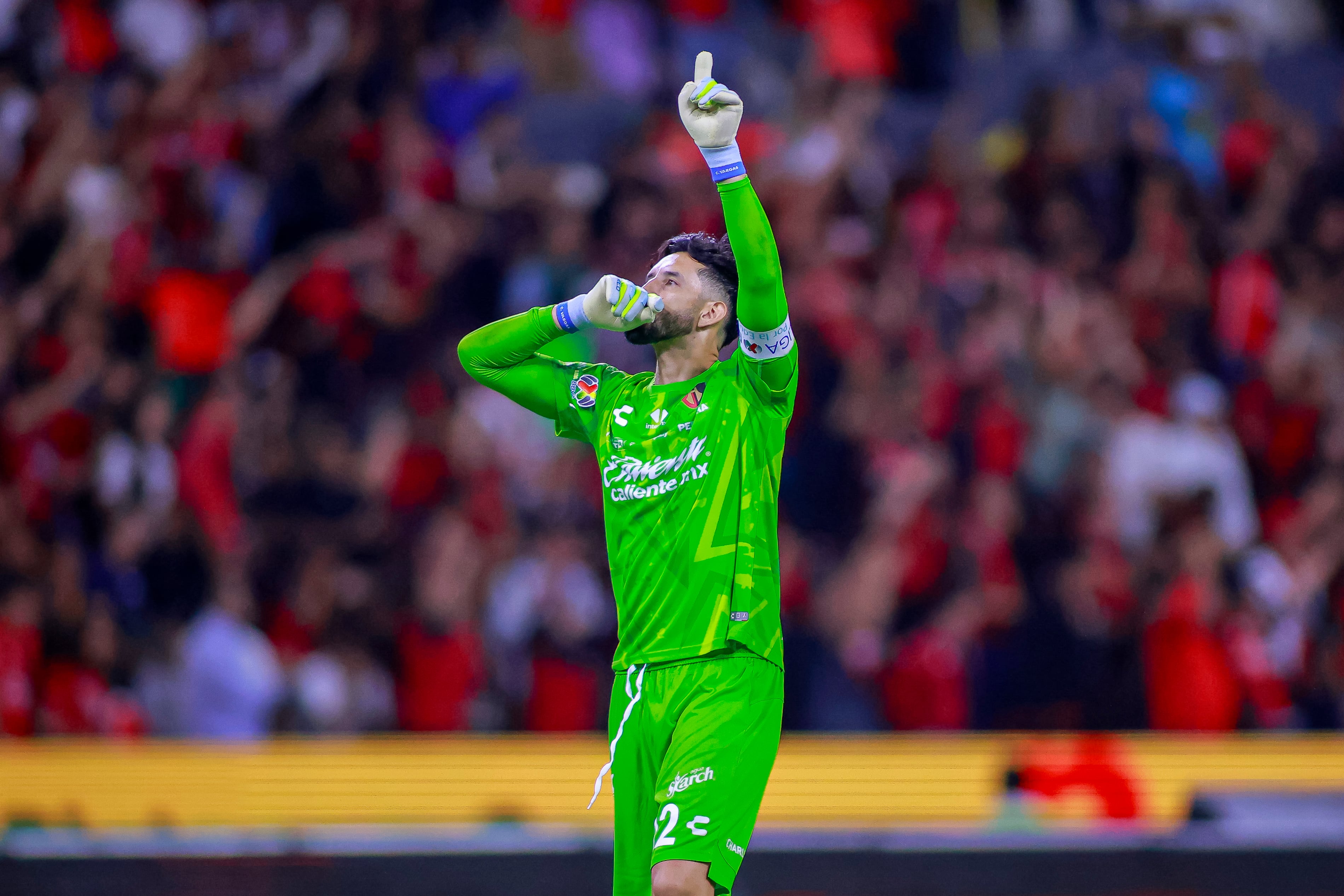 Camilo Vargas festeja su penalti atajado ante Tigres. (Photo by Emiliano Morales/ Jam Media/Getty Images)