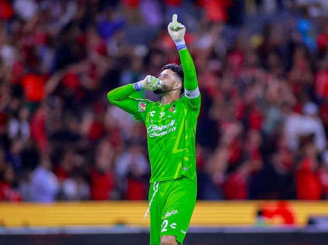 Camilo Vargas festeja su penalti atajado ante Tigres. (Photo by Emiliano Morales/ Jam Media/Getty Images)