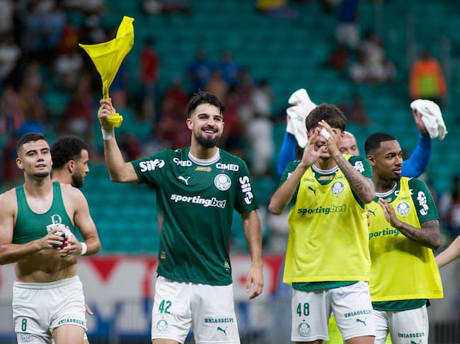 SALVADOR, BRAZIL - APRIL 5: Jose Manuel Lopez of Palmeiras (C) and teammates celebrate after winning the Brasileirao 2026 match between Bahia and Palmeiras at Arena Fonte Nova on April 5, 2026 in Salvador, Brazil. (Photo by Alexandre Oliveira/Sports Press Photo/Getty Images)
