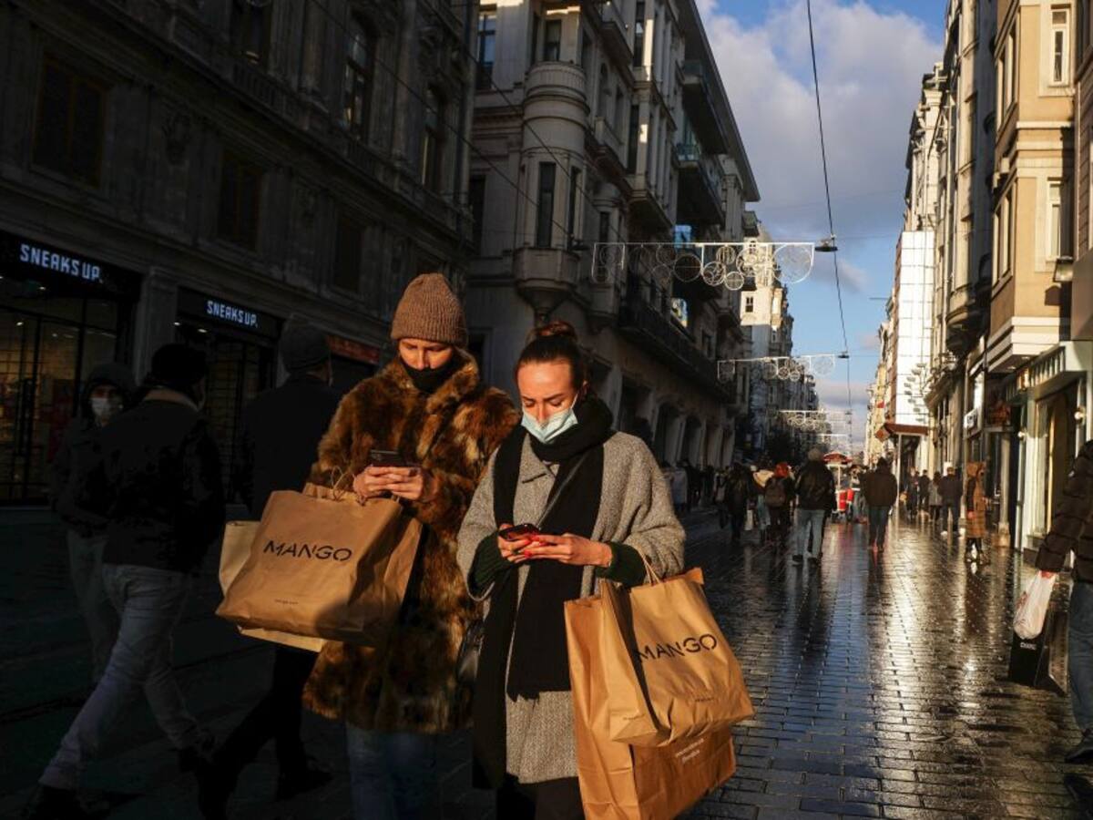 Disminución mundial de contagios de COVID19 no está asociado con vacunación